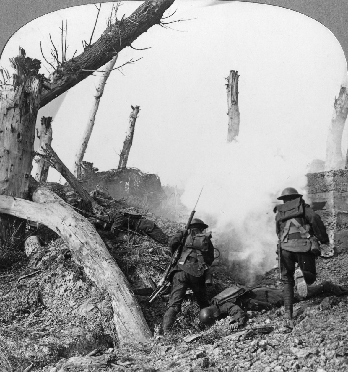 Troupes britanniques attaquant des Allemands isolés dans un village capturé, Première Guerre mondiale, vers 1914-1918 - Realistic Travels Publishers