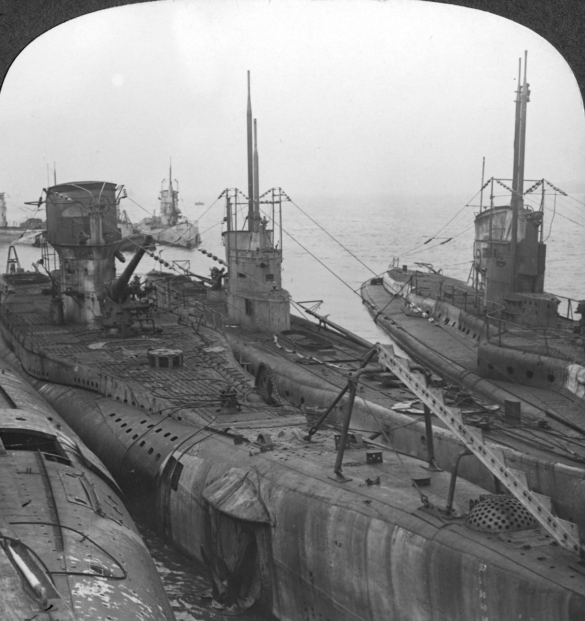 Sous-marins allemands sécurisés dans un port de la Manche, vers 1918-1919 - Realistic Travels Publishers