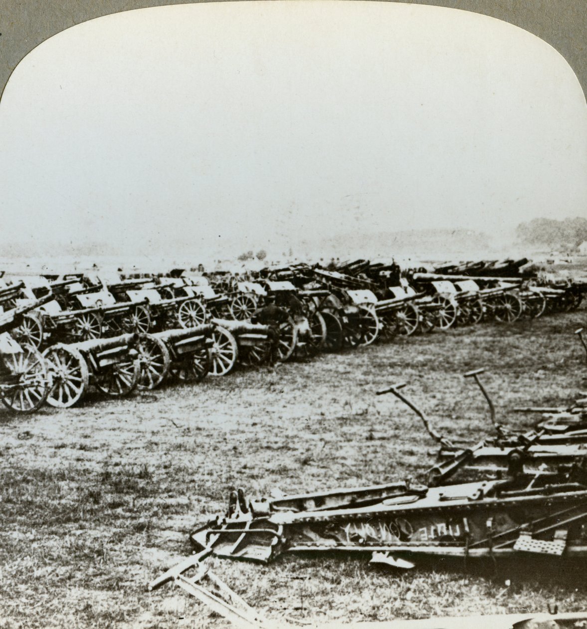 Centaines de canons allemands capturés à Couralette, France, Bataille de la Somme, Première Guerre mondiale, 1916 - Realistic Travels Publishers