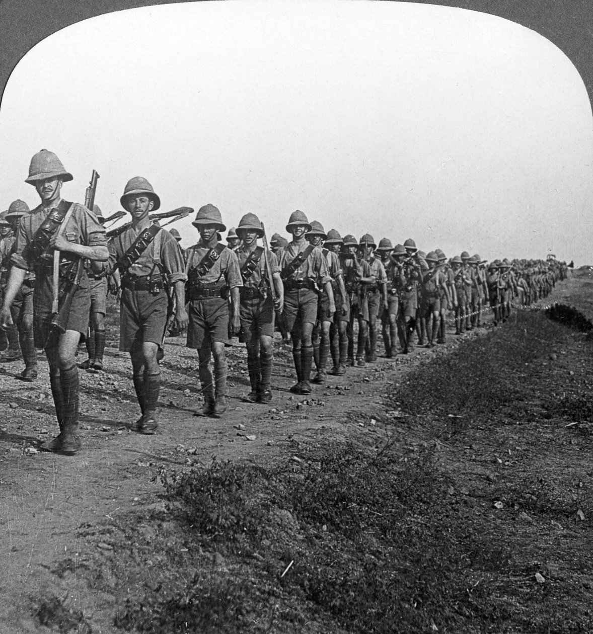 Sur la longue marche sous une chaleur torride vers Bagdad, Première Guerre mondiale, vers 1914-1917 - Realistic Travels Publishers