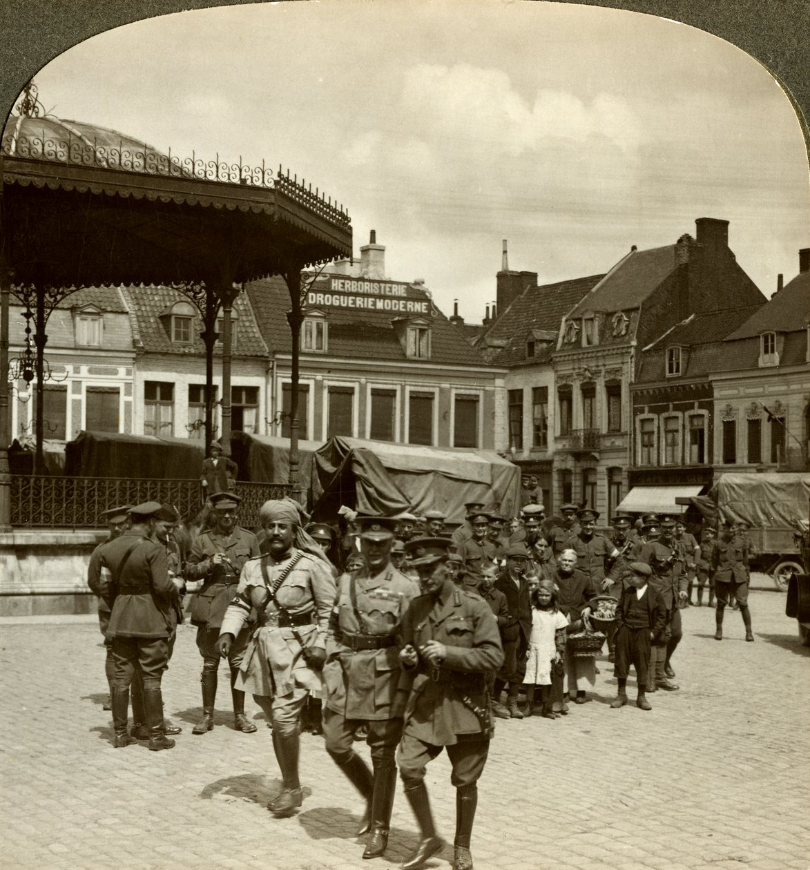 Sir James Willcocks avec le général Nanten, place du marché, Merville, France, Première Guerre mondiale, 1914-1915 - Realistic Travels Publishers