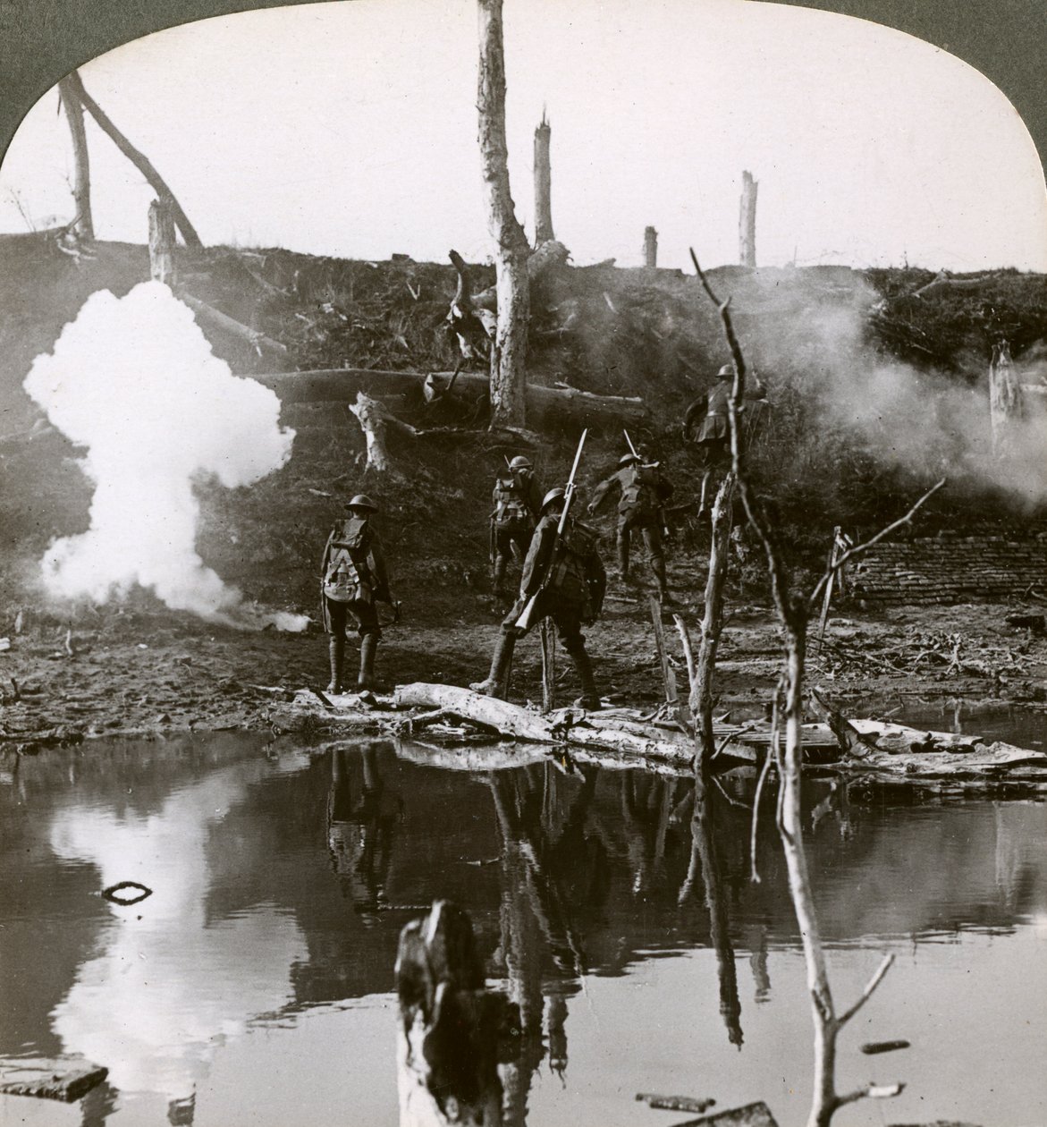 Soldats traversant la rivière Ancre, Bataille de la Somme, France, Première Guerre mondiale, 1916 - Realistic Travels Publishers