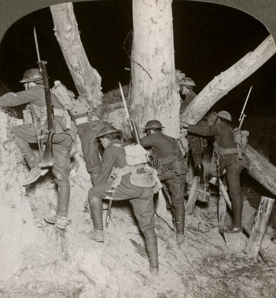 Soldats quittant une tranchée pour un raid nocturne à Messines, Belgique, Première Guerre mondiale, 1914-1918 - Realistic Travels Publishers