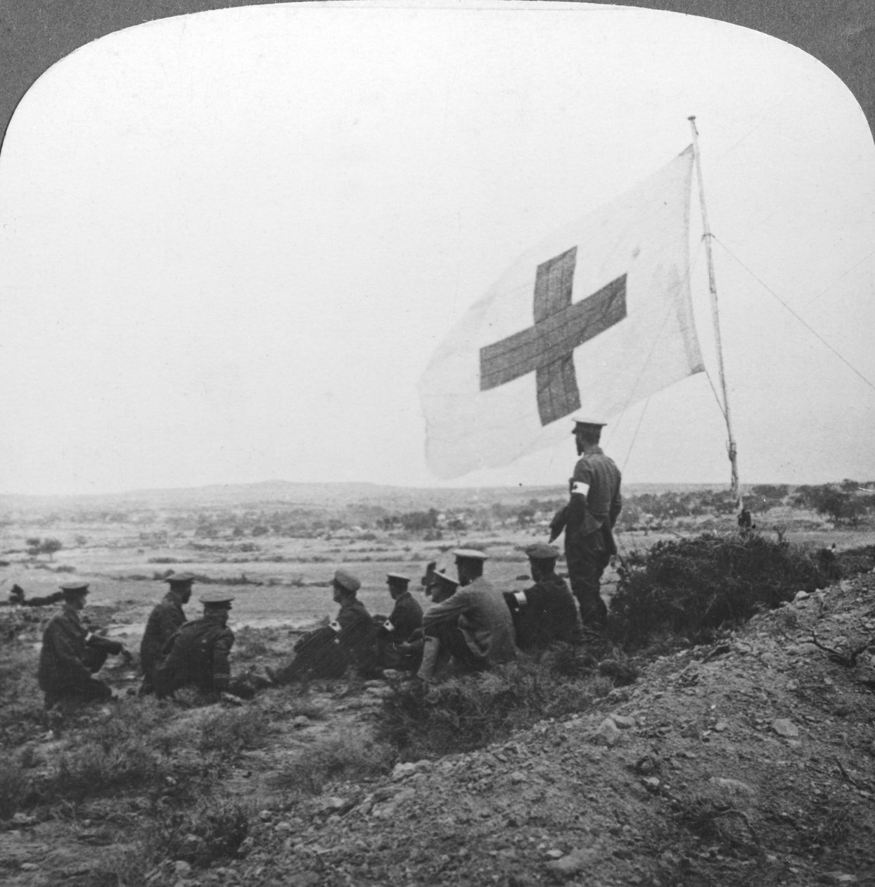 La Croix-Rouge britannique sur le terrain, prête pour sa mission de miséricorde, Première Guerre mondiale, vers 1914-1918 - Realistic Travels Publishers
