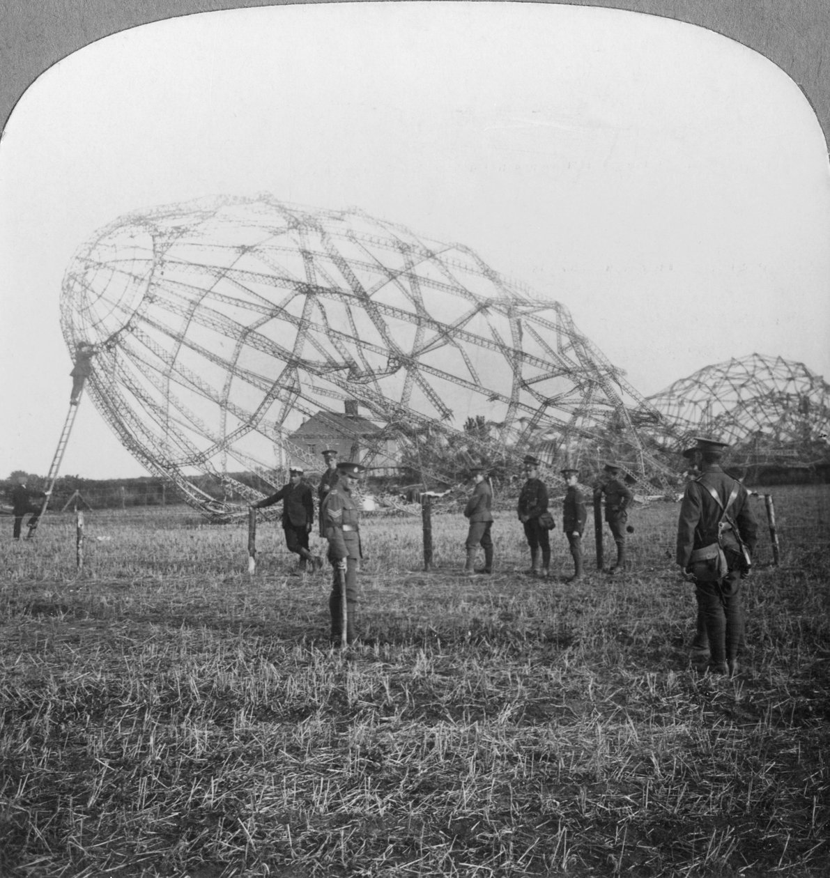 Zeppelin abattu près de Colchester, Essex, Première Guerre mondiale, 1916 - Realistic Travels Publishers