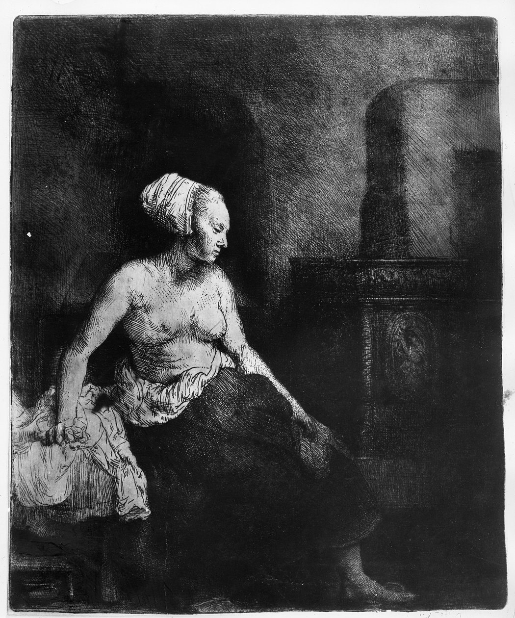 Femme assise à moitié habillée près d