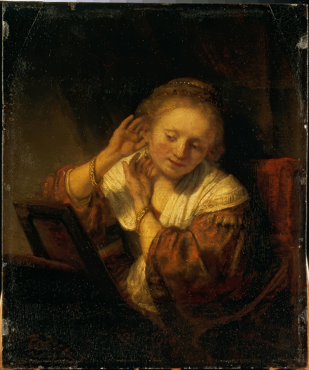 Jeune femme se parant de boucles d