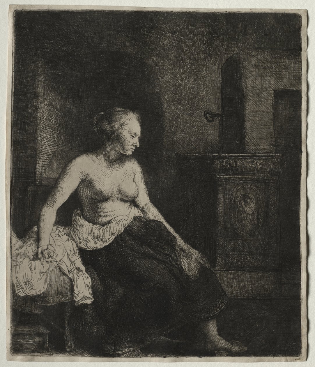 Femme assise à moitié habillée près d