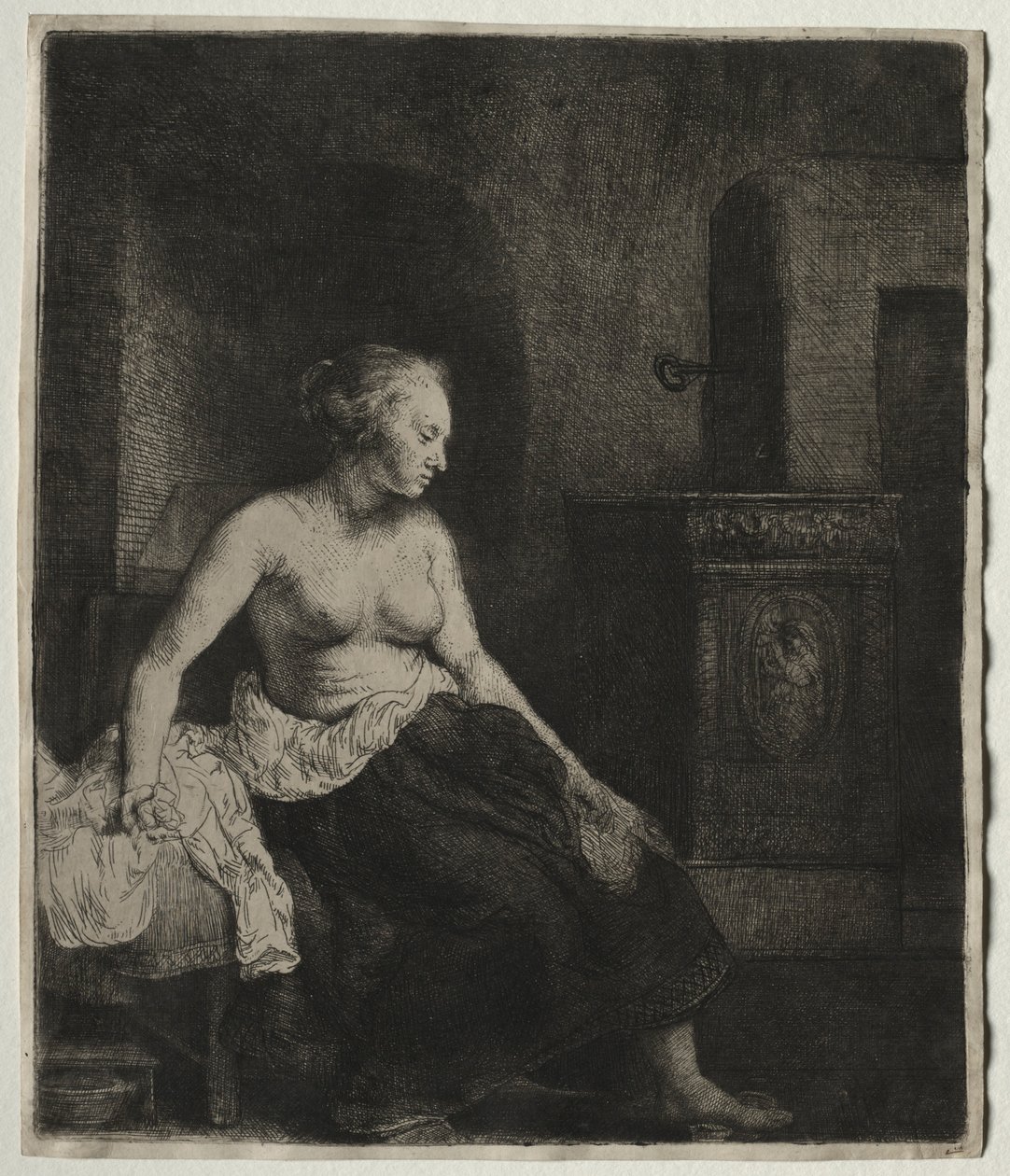 Femme assise à moitié vêtue à côté d