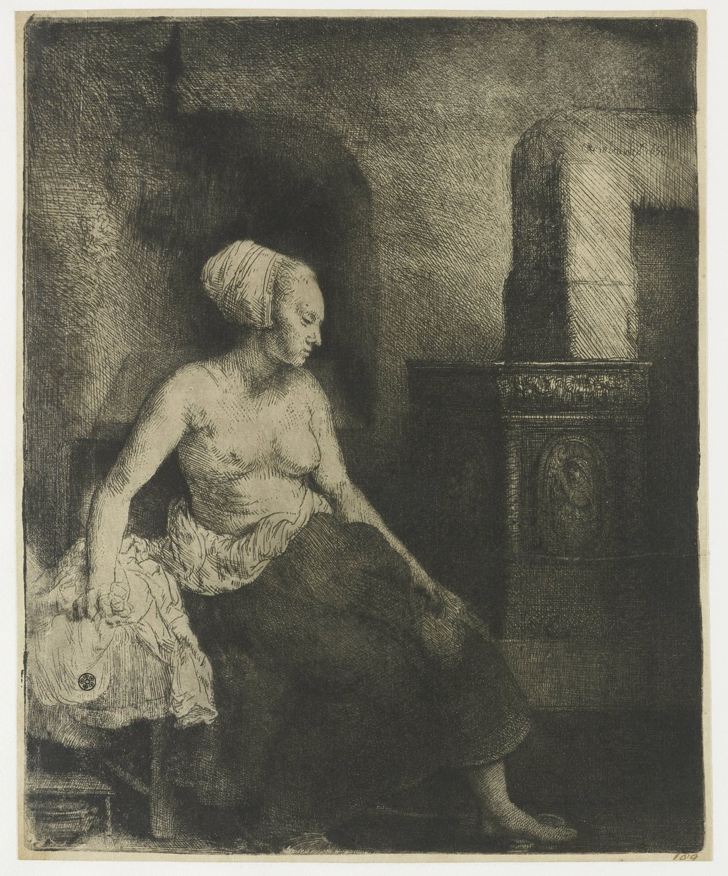 Femme assise à moitié habillée près d