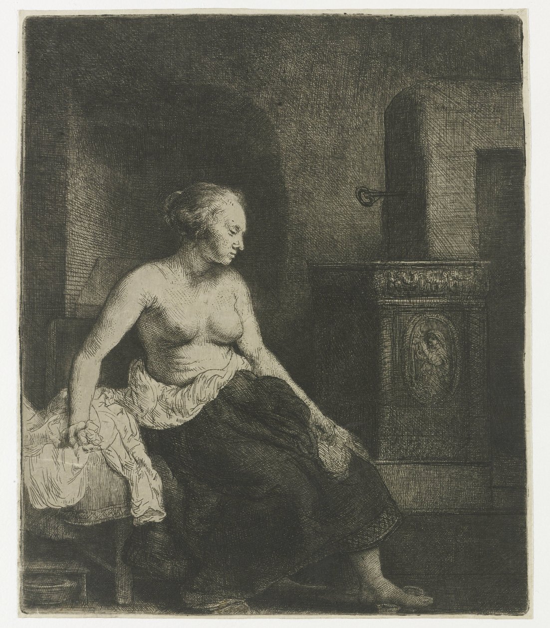 Femme assise à moitié habillée près d