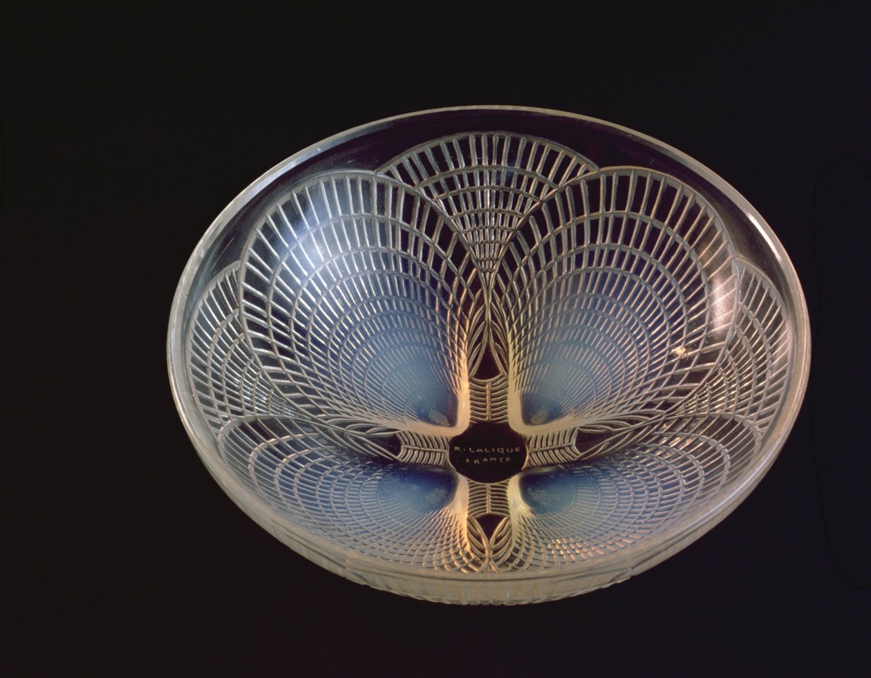 Coquilles, un vase en verre opalescent moulé avec des coquilles Saint-Jacques superposées par Lalique - Rene Jules Lalique