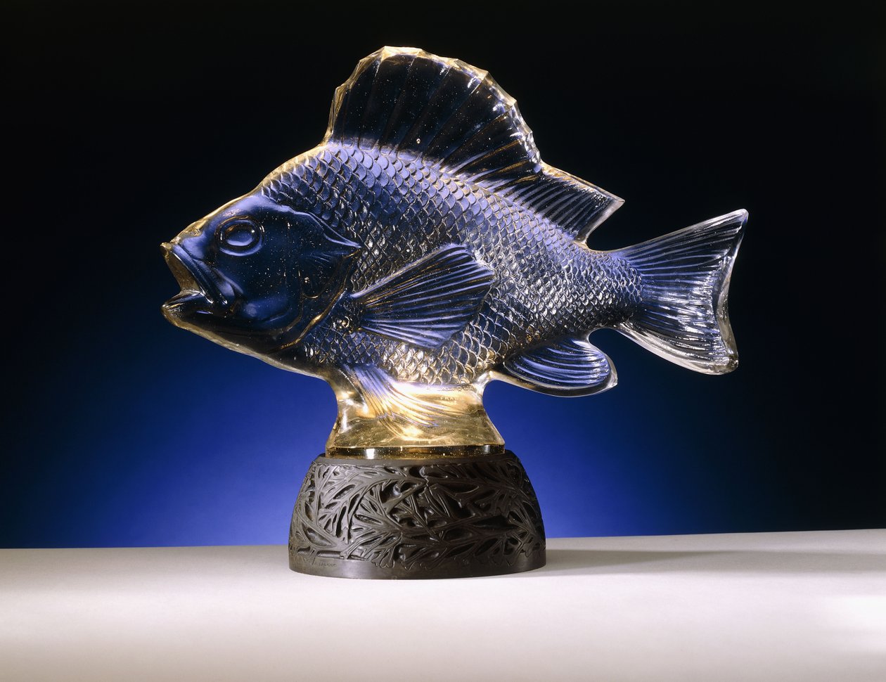 Une carpe avec nageoire dorsale et queue - Rene Jules Lalique