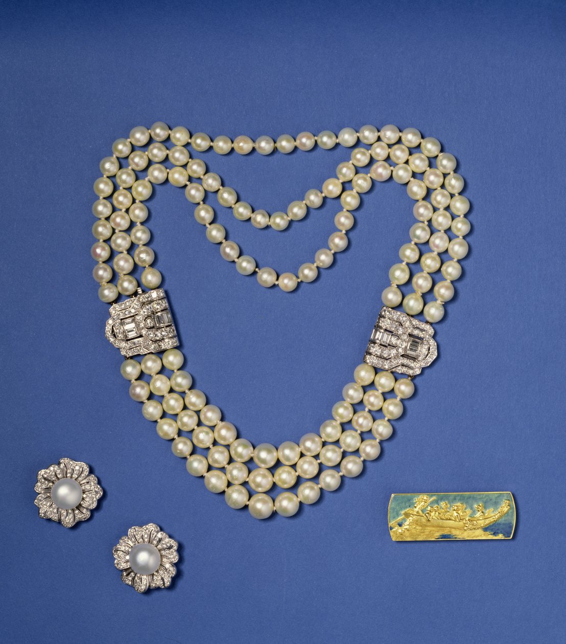 Sélection de bijoux en perles : collier de perles à trois rangs avec clips en diamant ; boucles d