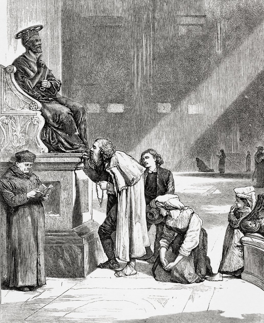 Personnes embrassant les pieds de la statue de Saint Pierre à l