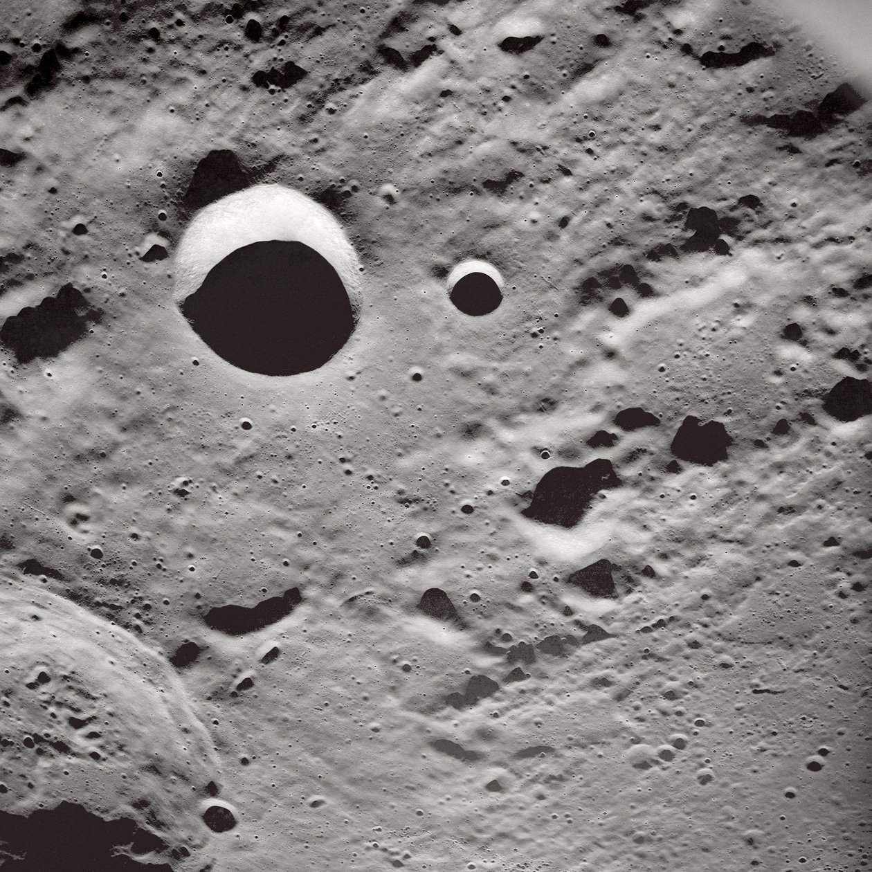 Longues ombres sur la surface lunaire - John Pardon