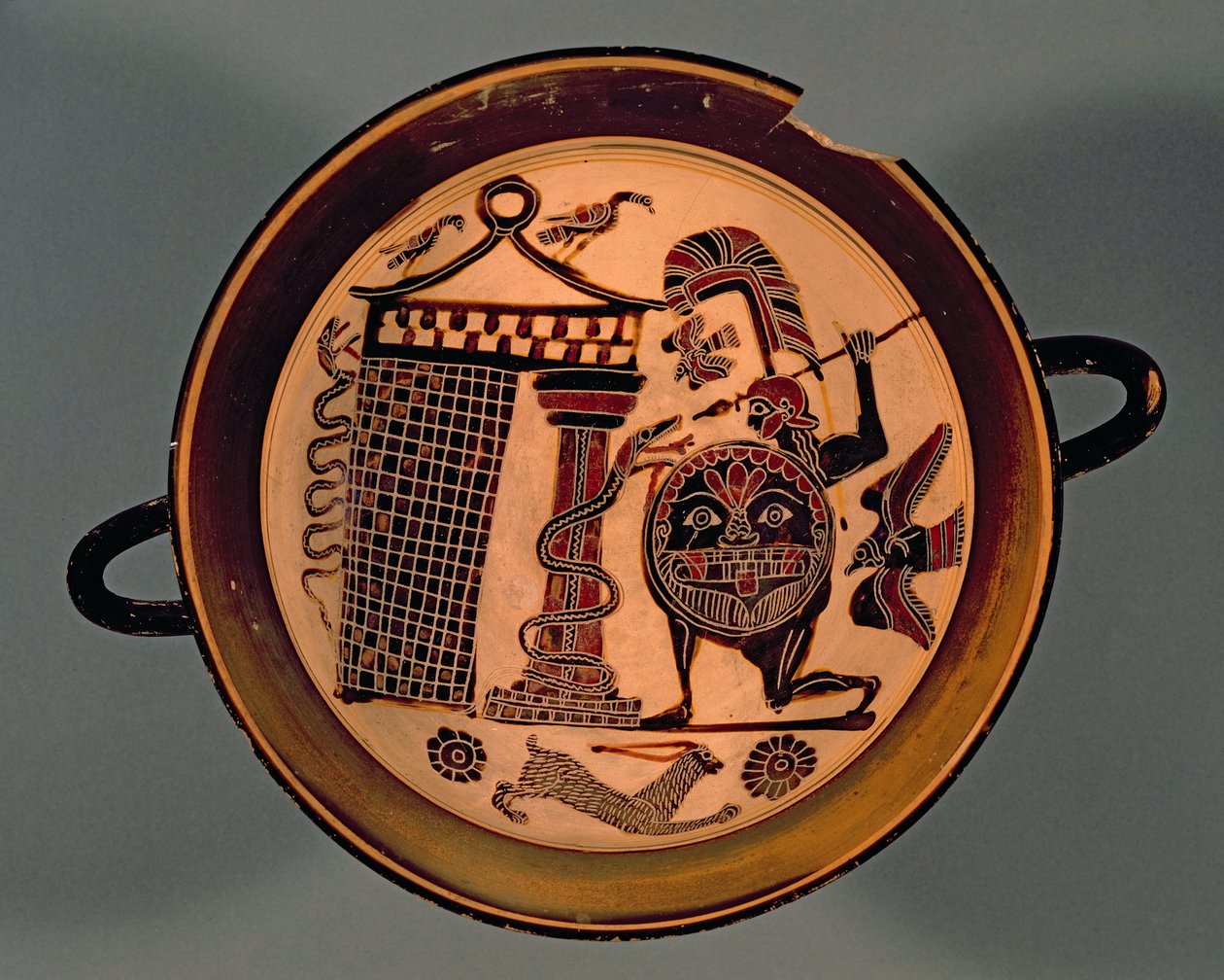 Coupe à figures noires laconiennes représentant un guerrier attaquant un serpent, VIe siècle av. J.-C. - Rider Painter
