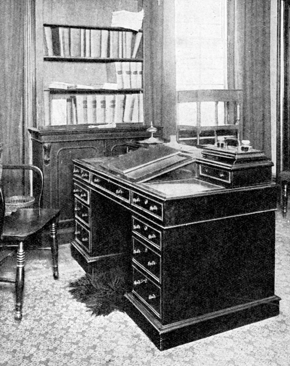 Chaise et bureau de Charles Dickens, utilisés à Gadshill, 1923 - Rischgitz Collection