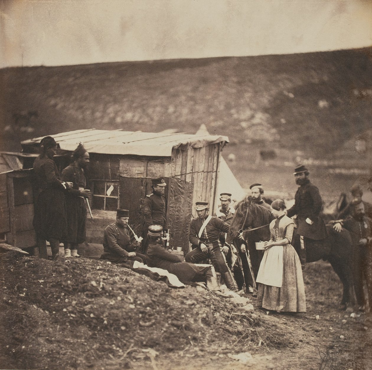 Groupe de troupes françaises et anglaises dans le camp des 4e Dragons, d
