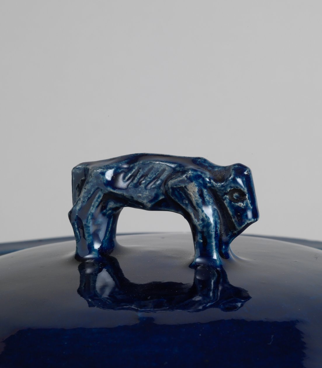 Soupière couverte émaillée bleue avec poignée en forme de bison ou de lion chinois, c.1915 (faïence émaillée cobalt, moulée) - Roger Eliot Fry