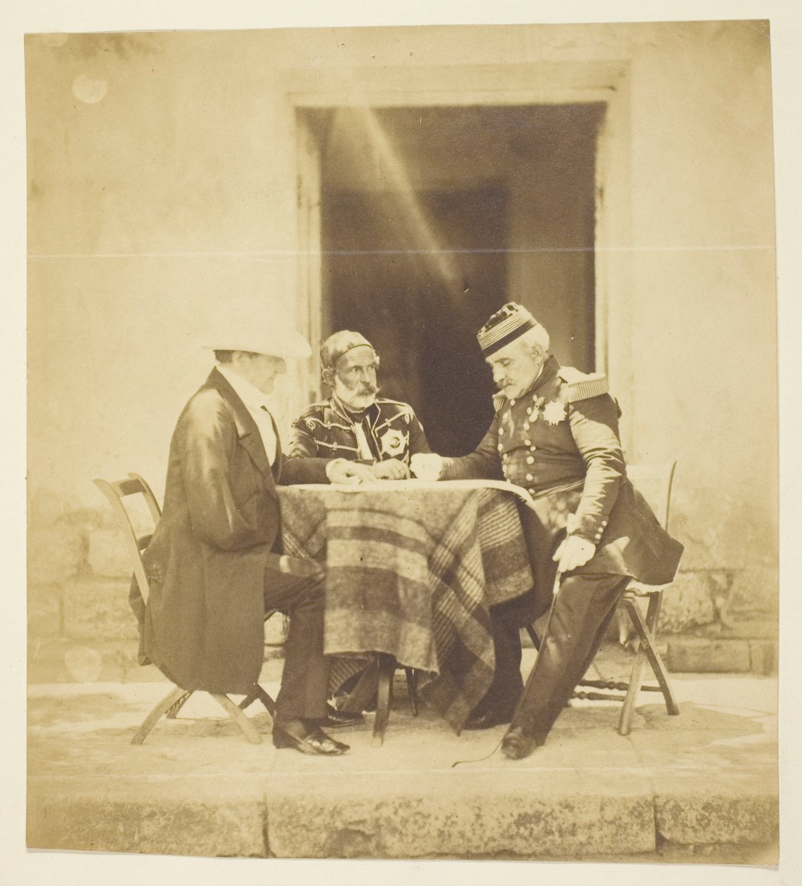Un conseil de guerre : Lord Raglan, Omar Pacha et Pélissier, pris la veille de la prise du Mankelen, Crimée - Roger Fenton