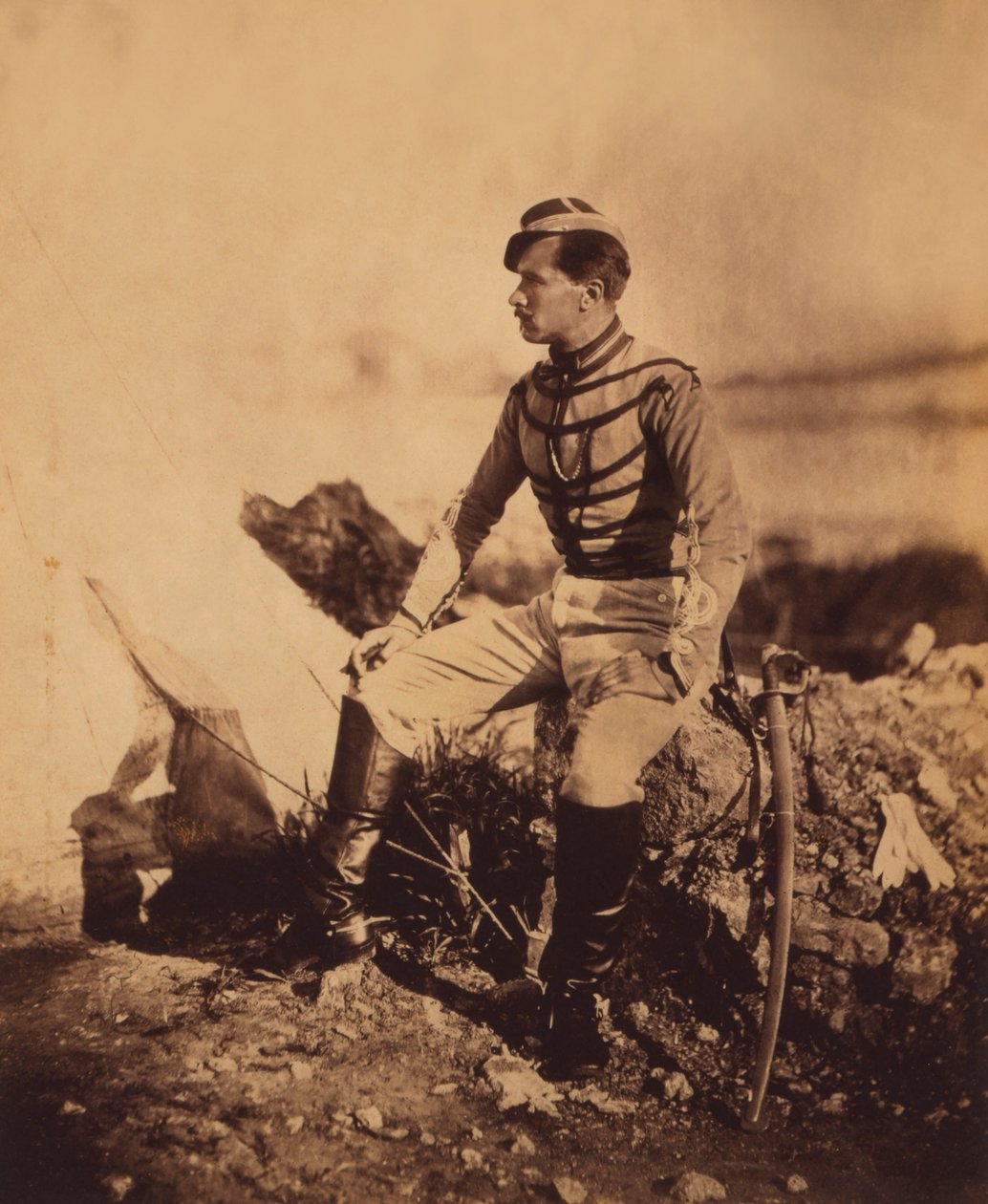 Capitaine Thomas, aide de camp du général Pierre Bosquet, portrait en pied en uniforme avec épée, Guerre de Crimée, Crimée, Ukraine - Roger Fenton