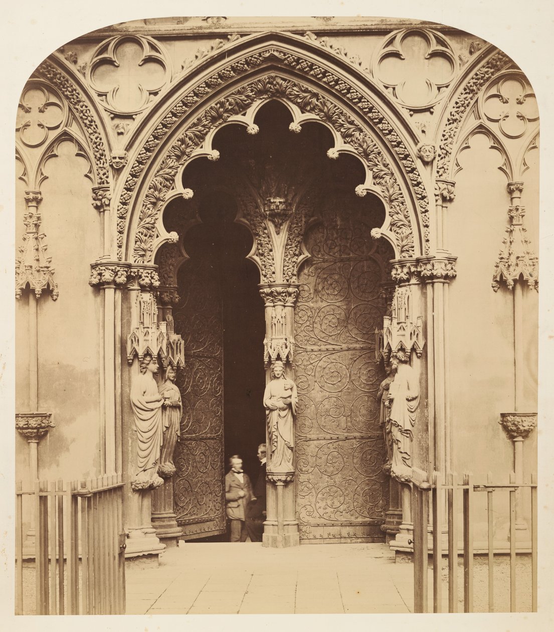 Porte centrale, porche ouest, cathédrale de Lichfield - Roger Fenton