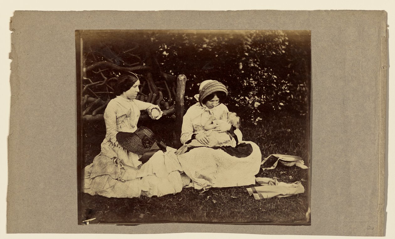 [Enfant endormi avec deux femmes assises sur l