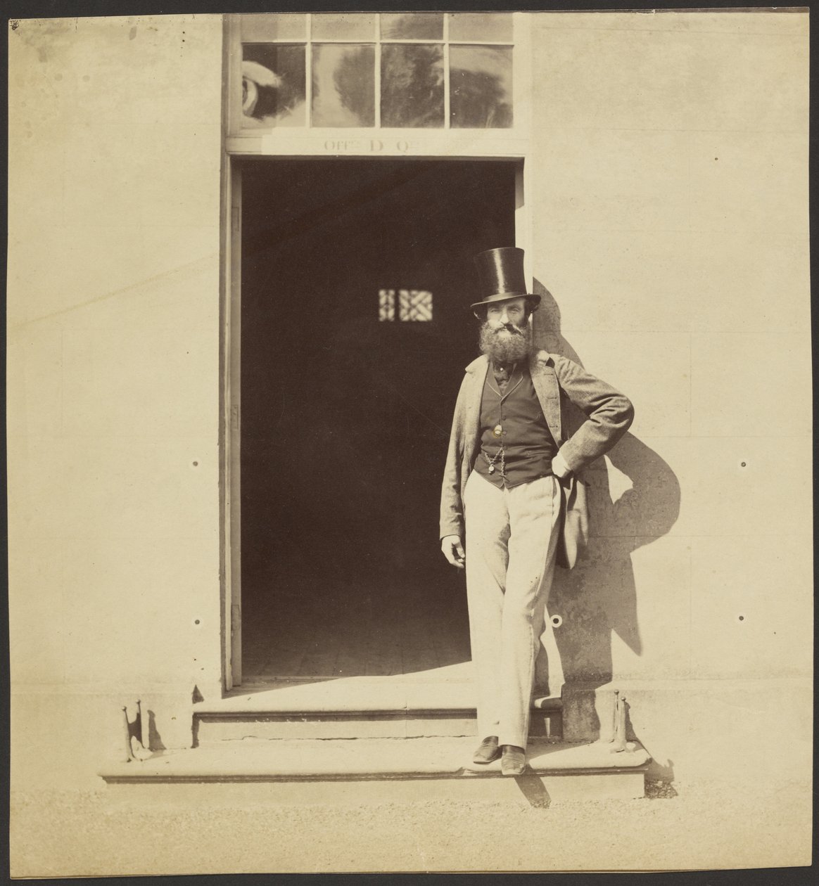 Homme debout dans une porte à la caserne de Hythe - Roger Fenton