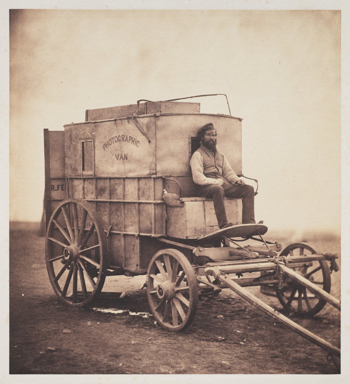 La voiture du photographe avec Marcus Sparling en Crimée - Roger Fenton