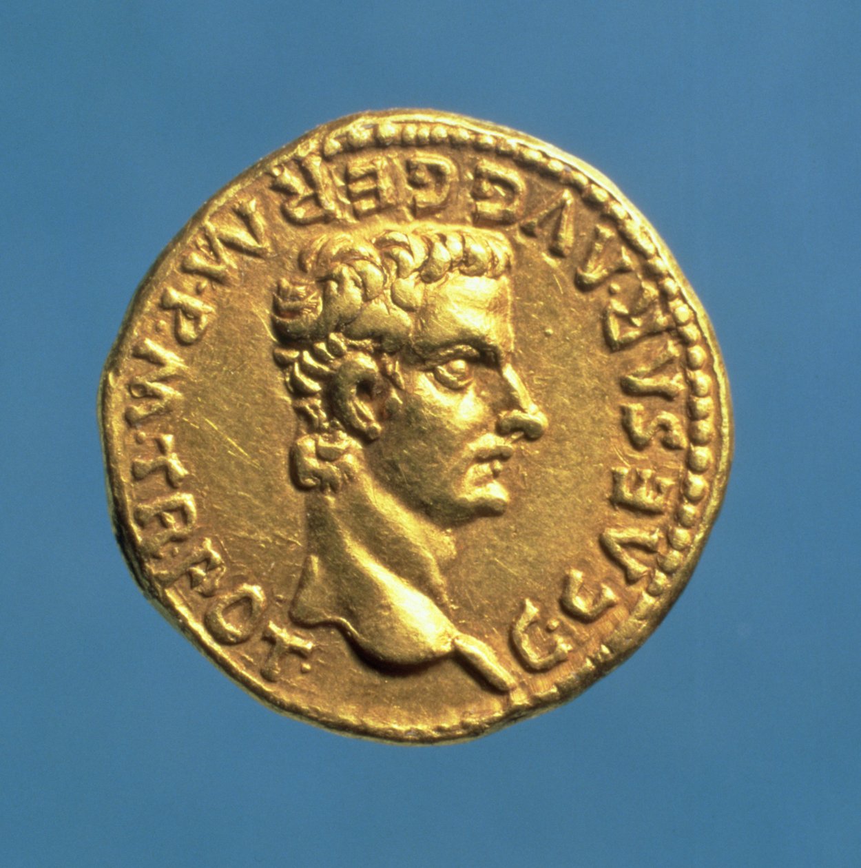 Aureus (avers) de Caligula (37-41 apr. J.-C.) tête nue. Inscription : C CAESAR AVG GERM P M TR POT - Roman