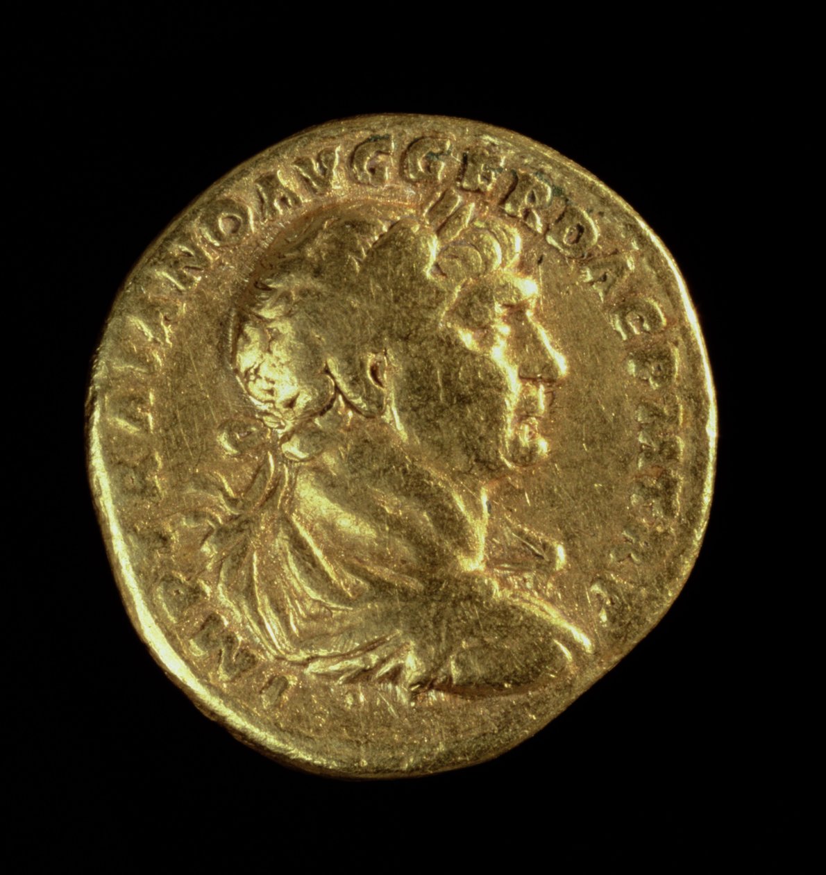 Aureus (avers) avec le buste drapé de Trajan (AD 98-AD 117) portant une couronne de laurier - Roman