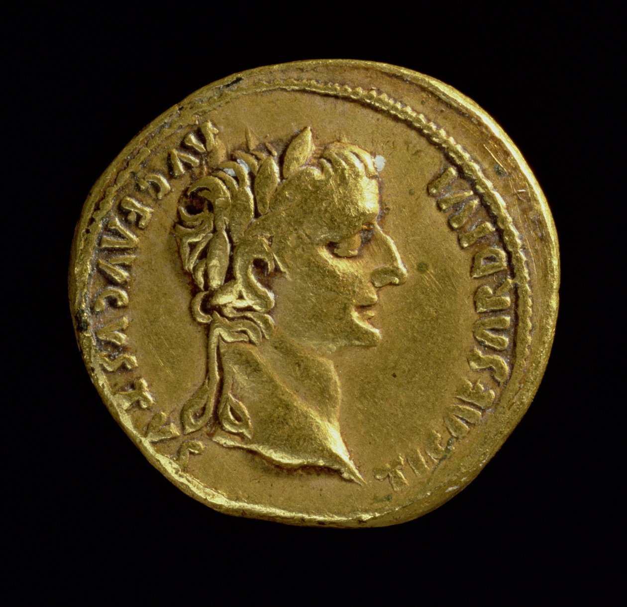 Aureus (avers) avec la tête de Tibère (AD 14-AD37) portant une couronne de laurier. Inscription: TI CAESAR DIVI AVG F AVGVSTVS - Roman