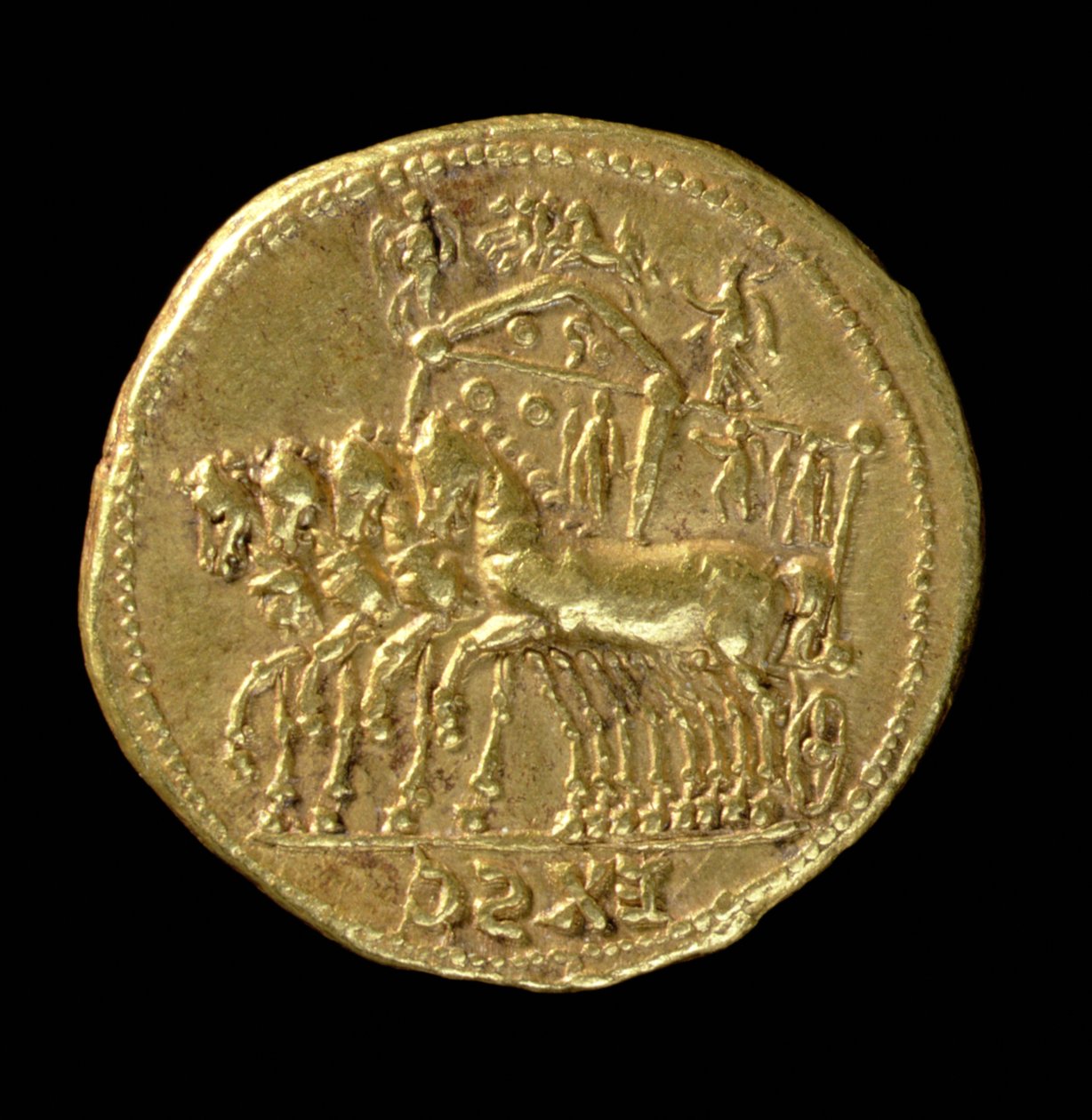 Aureus (revers) du divin Claude (41-54 après J.-C.) frappé sous Néron (54-68 après J.-C.) représentant un char avec quatre chevaux (or) Inscription : EX SC - Roman