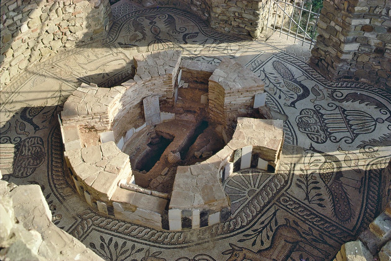 Baptistère avec pavement en mosaïque - Roman