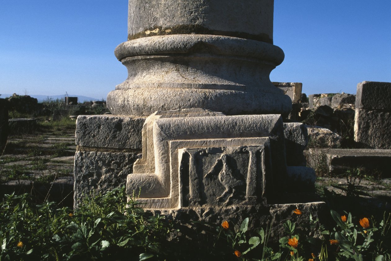 Base de colonne et élément architectural avec une cigogne - Roman