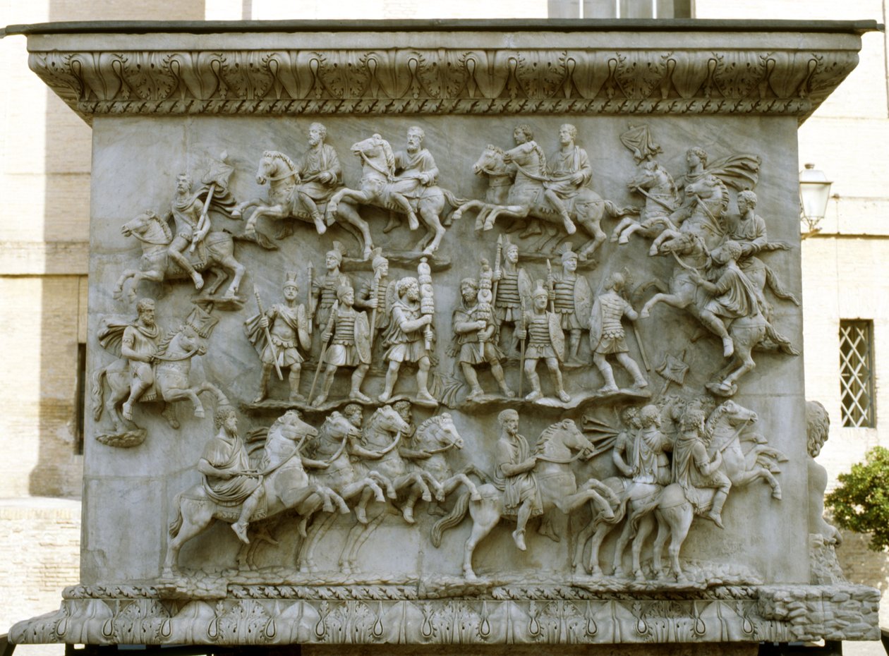 Parade militaire, à la base de la colonne d