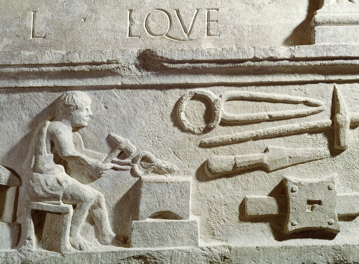 Relief représentant une forge et des outils - Roman