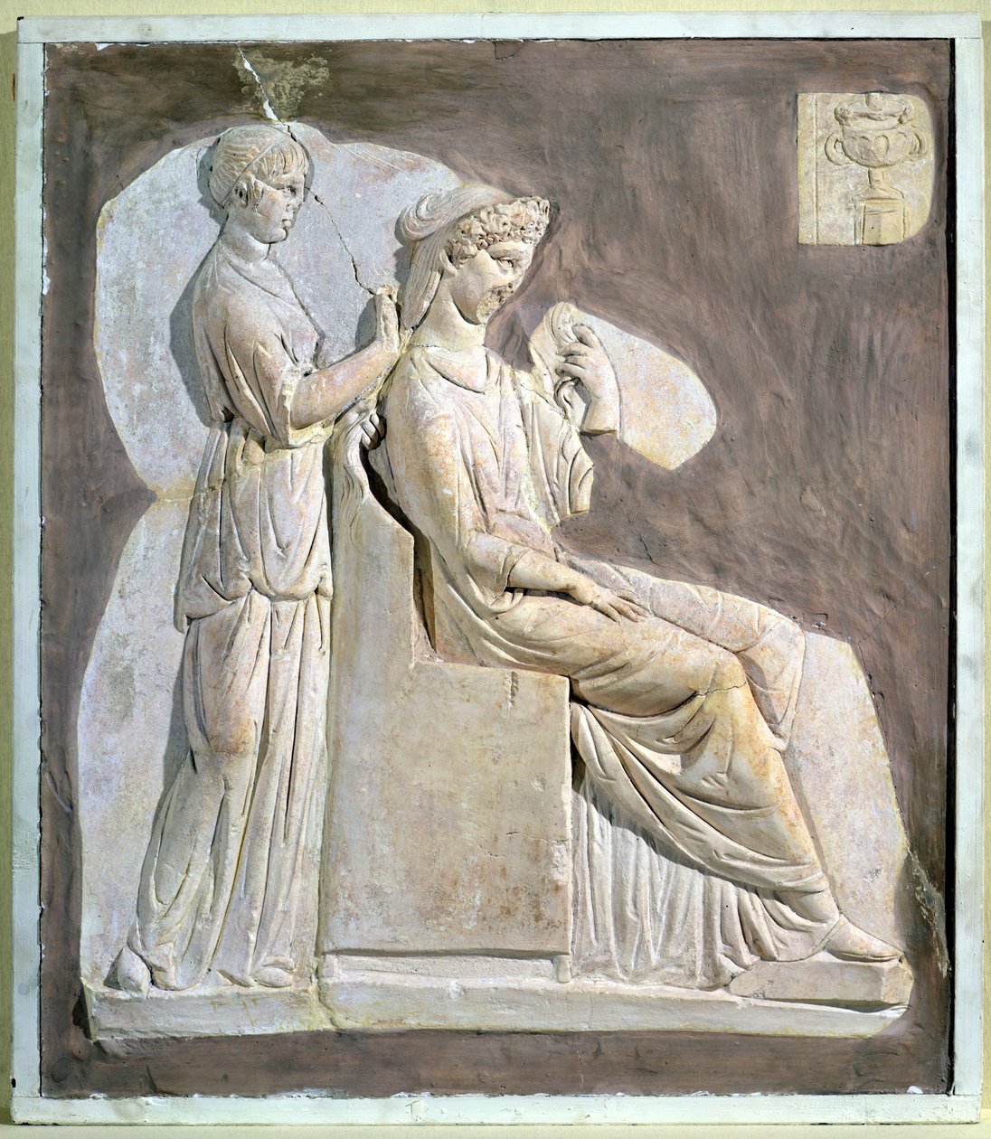 Relief représentant une femme à sa toilette, de Tunisie - Roman