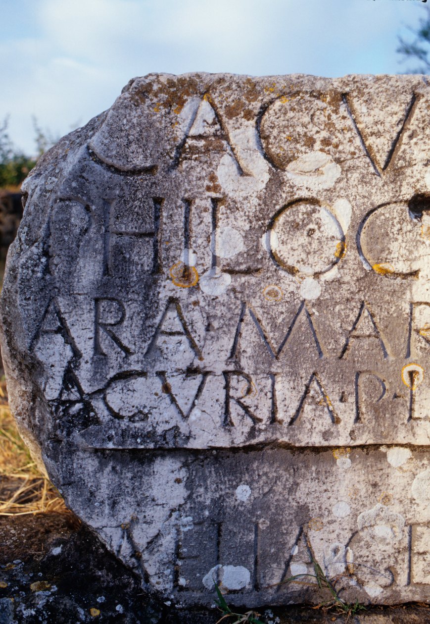 Fragment de tombe avec texte sur la voie Appienne - Roman