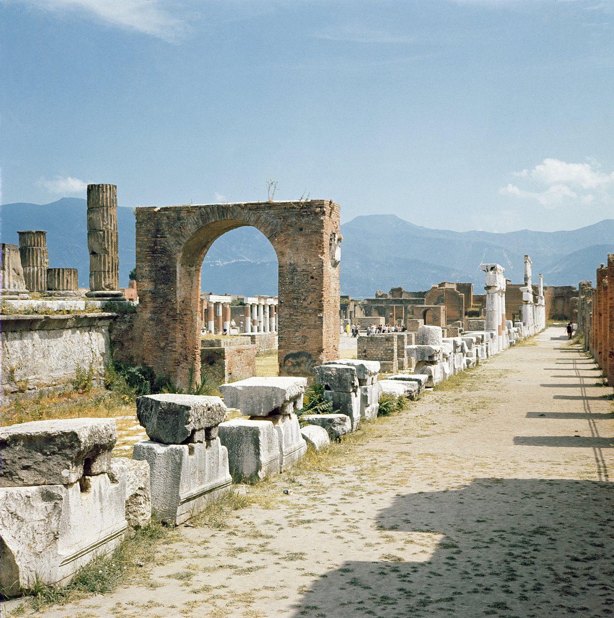 Vue du Forum avec les montagnes en arrière-plan - Roman