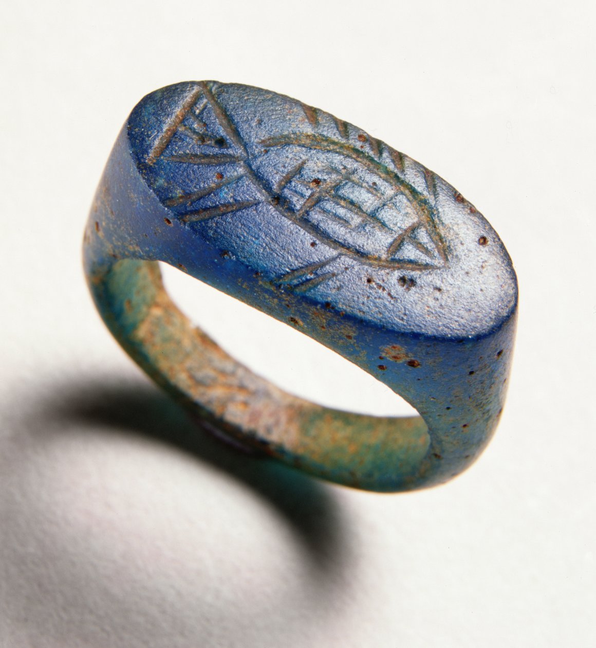 Bague avec poisson gravé (verre bleu) - Roman Period Egyptian