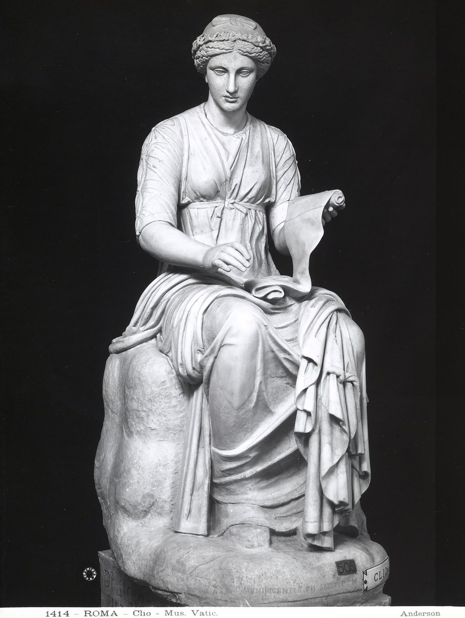 Statue de Clio tenant un parchemin - Roman Roman