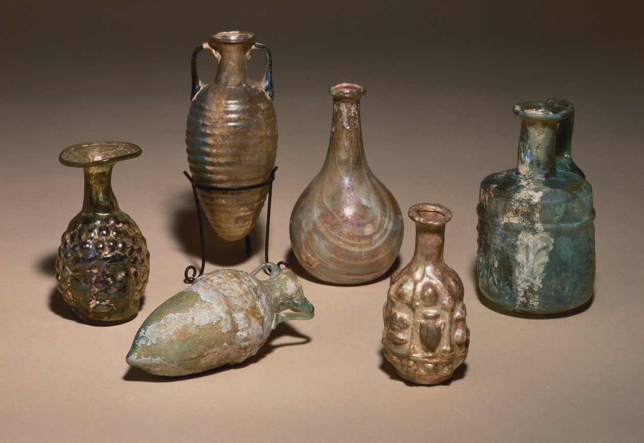Un groupe de flacons cosmétiques romains délicats soufflés et moulés, 1er siècle après J.-C. - Roman