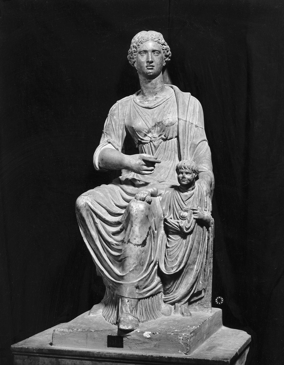 Agrippine la Jeune avec son fils Néron (photo en noir et blanc) - Roman