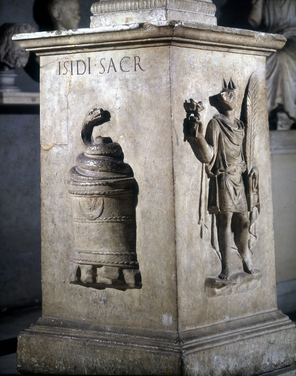 Autel dédié à Isis. À gauche : pierre mystique avec serpent et à droite : Anubis-Hermès. Les mots « Iside Sacr » sont gravés sur le serpent. 2ème siècle. Musei Capitolini, Rome. - Roman