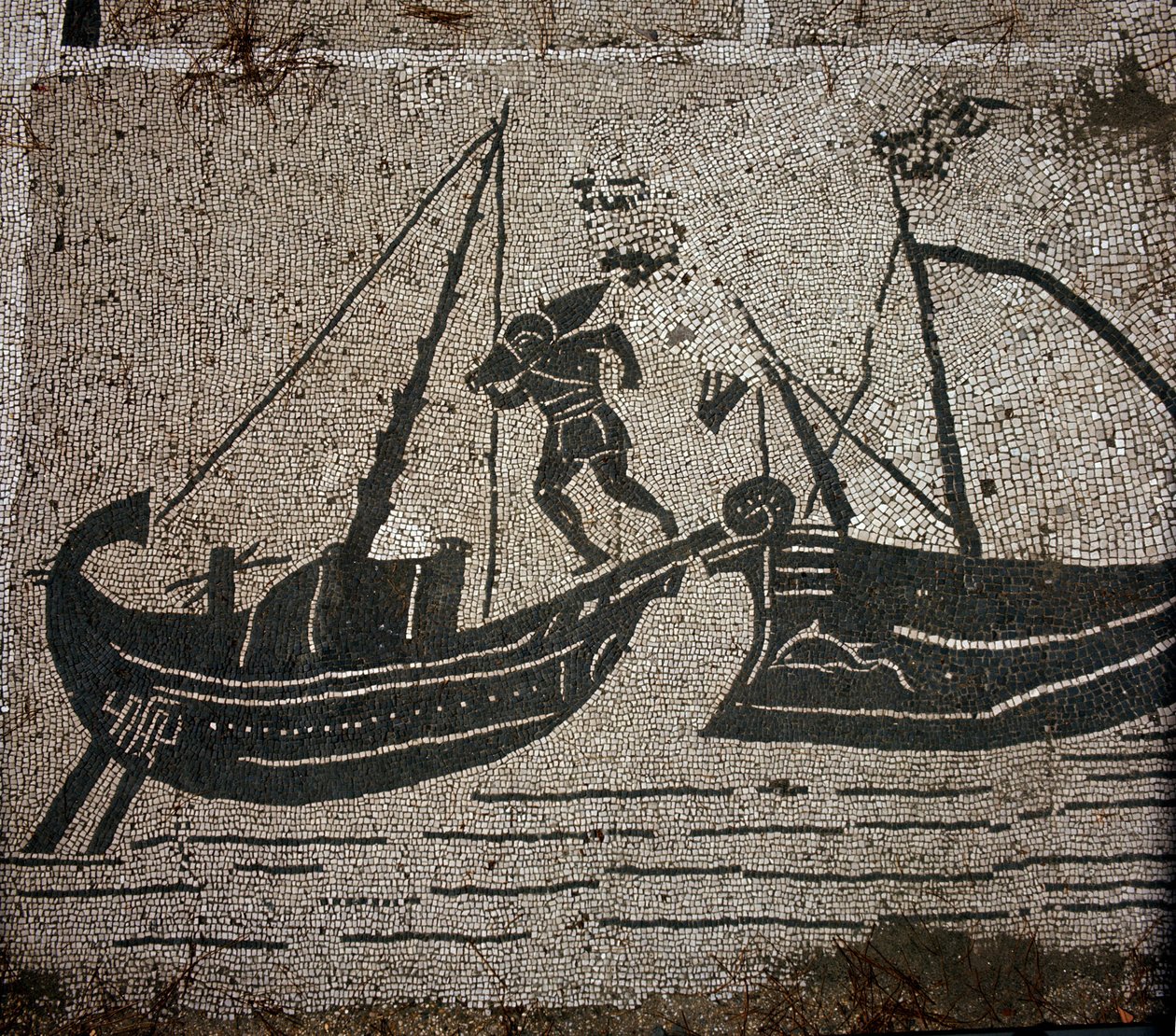 Ostie antique (Ostia). Place des Corporations. Mosaïque de la Corporation des marins de Sabratha. Chargement de marchandises sur un navire - Roman