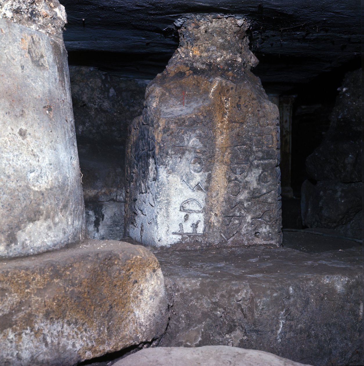 Rome antique, période archaïque: temple construit sous le lapis niger dans le forum romain avec une des plus anciennes inscriptions en latin. VIe siècle av. J.-C. Italie - Roman