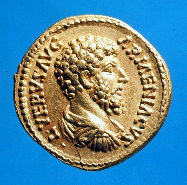 Aureus (avers) avec le buste de Lucius Verus (AD 161-AD 169) drapé et cuirassé. Inscription: L VERVS AVG ARMENIACVS - Roman