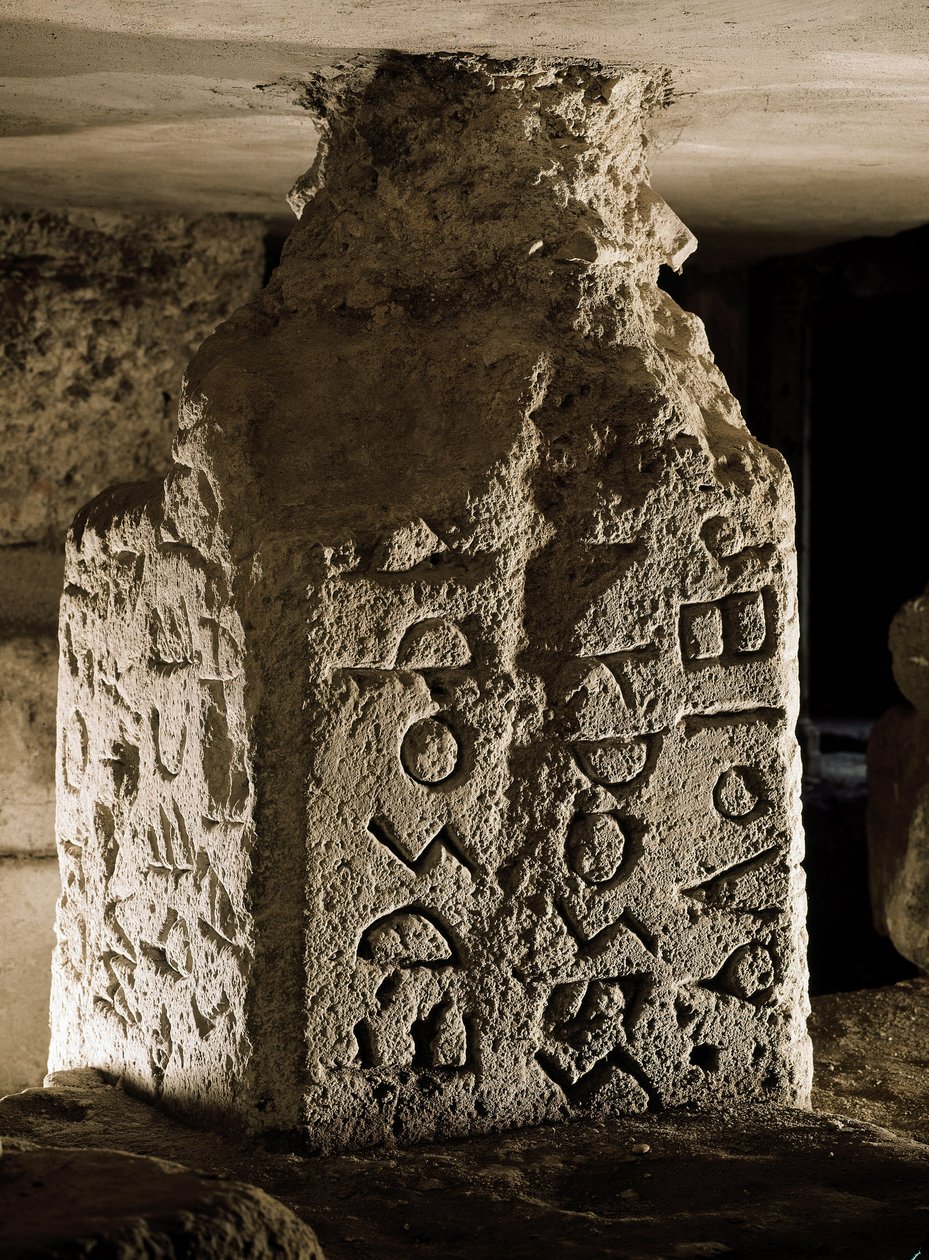Borne (ou cippe) du Forum Romain trouvée sous l